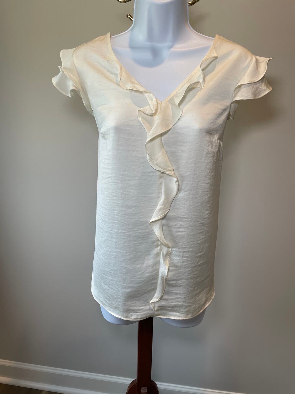 Banana Republic Cream Ruffle Front Sleeveless Top Size M Soft Cotton Blend